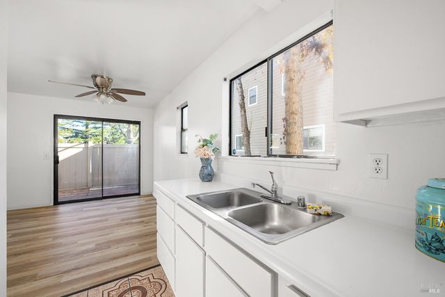 2123 W Steele Ln, Santa Rosa, CA 95403