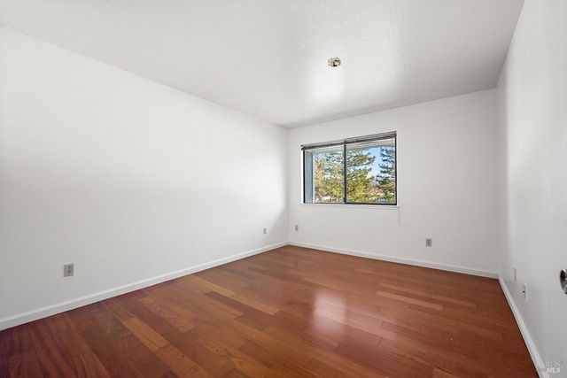 2123 W Steele Ln, Santa Rosa, CA 95403