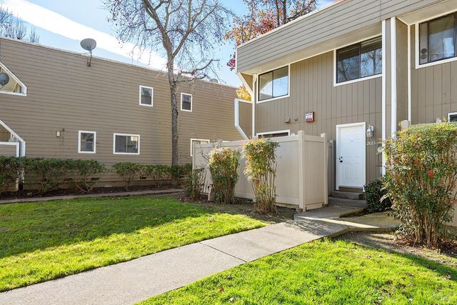 2123 W Steele Ln, Santa Rosa, CA 95403