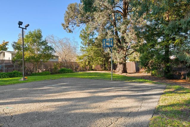 2123 W Steele Ln, Santa Rosa, CA 95403