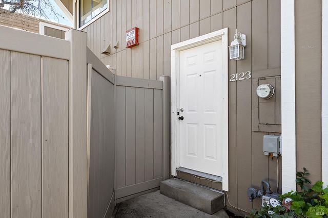 2123 W Steele Ln, Santa Rosa, CA 95403