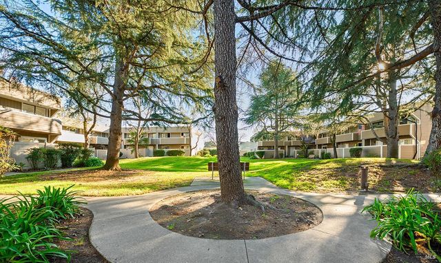 2123 W Steele Ln, Santa Rosa, CA 95403