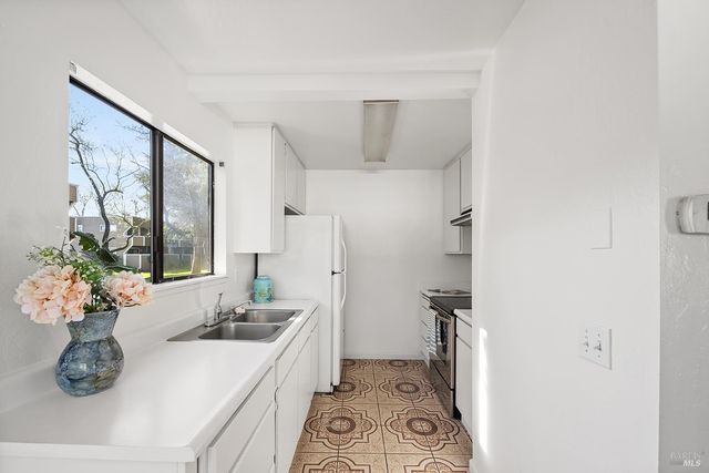 2123 W Steele Ln, Santa Rosa, CA 95403