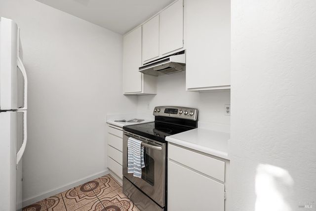 2123 W Steele Ln, Santa Rosa, CA 95403