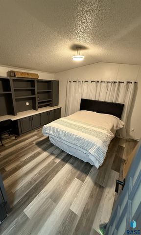 812 N Teal Pl, Sioux Falls, SD 57107
