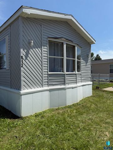 812 N Teal Pl, Sioux Falls, SD 57107