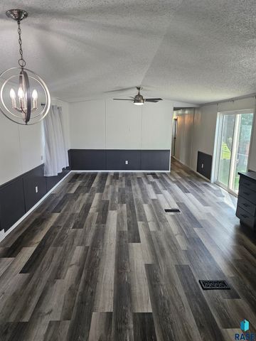 812 N Teal Pl, Sioux Falls, SD 57107