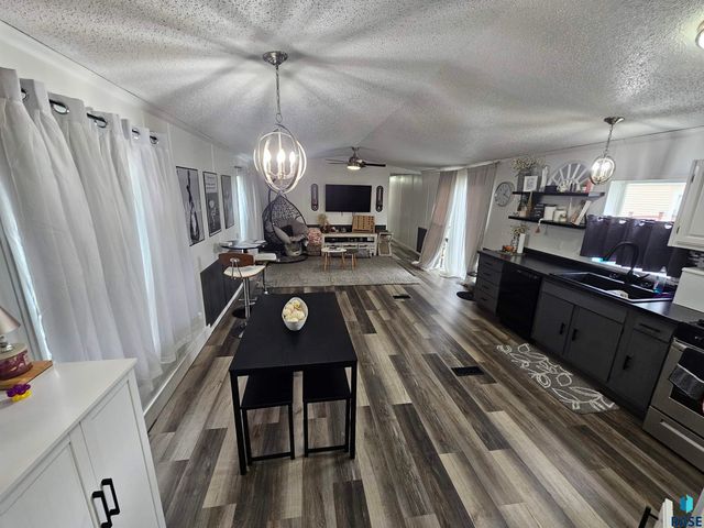 812 N Teal Pl, Sioux Falls, SD 57107
