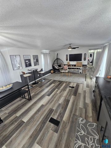 812 N Teal Pl, Sioux Falls, SD 57107