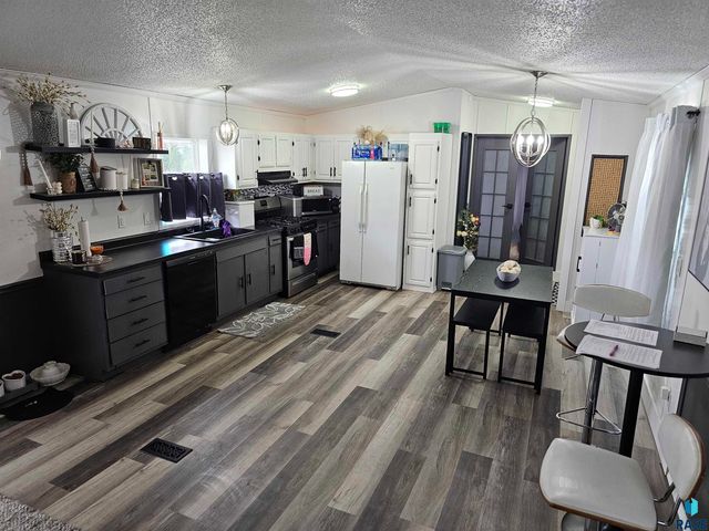 812 N Teal Pl, Sioux Falls, SD 57107