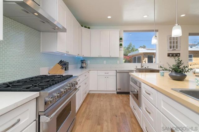 1220 Emerald St, San Diego, CA 92109