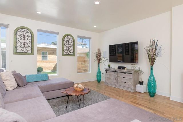 1220 Emerald St, San Diego, CA 92109