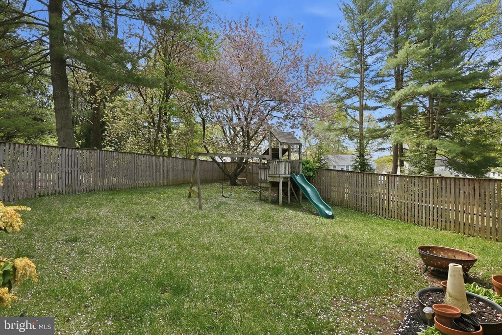 Image 12 of property listing at 289 COLLEGE MANOR DR, Arnold, MD 21012