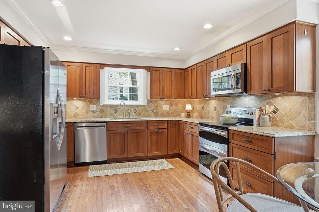 Image 2 of property listing at 289 COLLEGE MANOR DR, Arnold, MD 21012