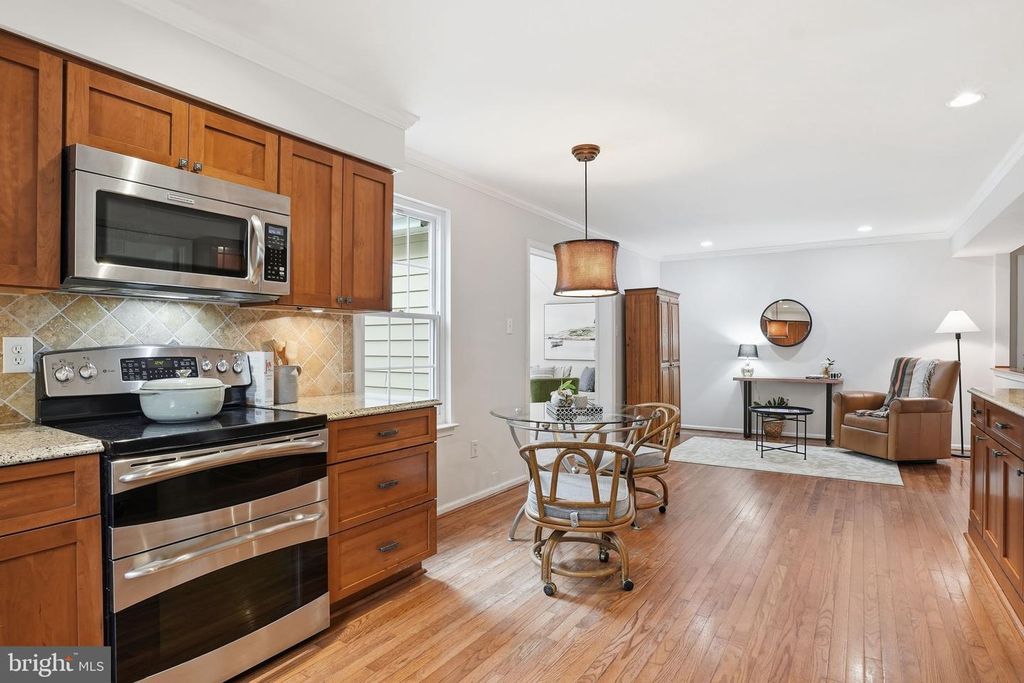 Image 4 of property listing at 289 COLLEGE MANOR DR, Arnold, MD 21012