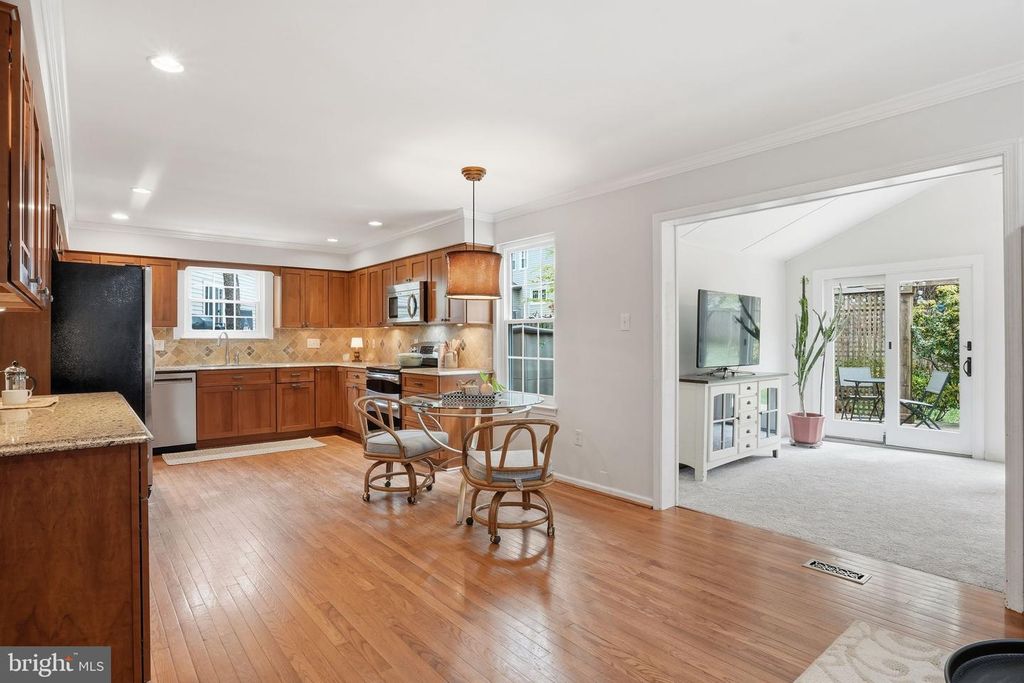 Image 6 of property listing at 289 COLLEGE MANOR DR, Arnold, MD 21012