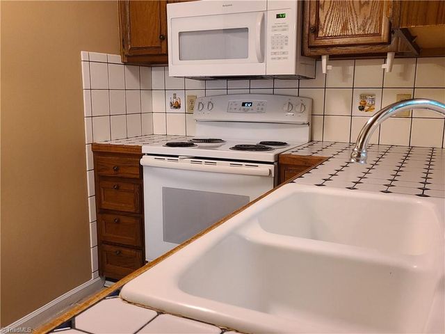 5516 Oak Summit Court, Winston-salem, NC 27105