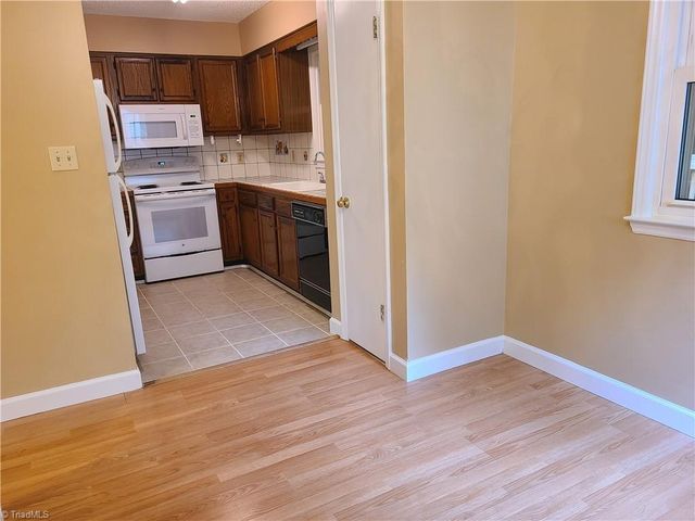 5516 Oak Summit Court, Winston-salem, NC 27105
