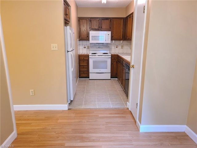 5516 Oak Summit Court, Winston-salem, NC 27105