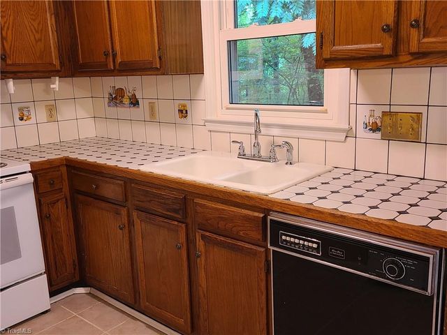 5516 Oak Summit Court, Winston-salem, NC 27105
