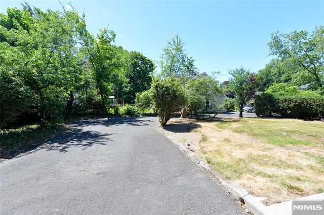 15-06 Morlot Avenue, Fair Lawn, NJ 07410