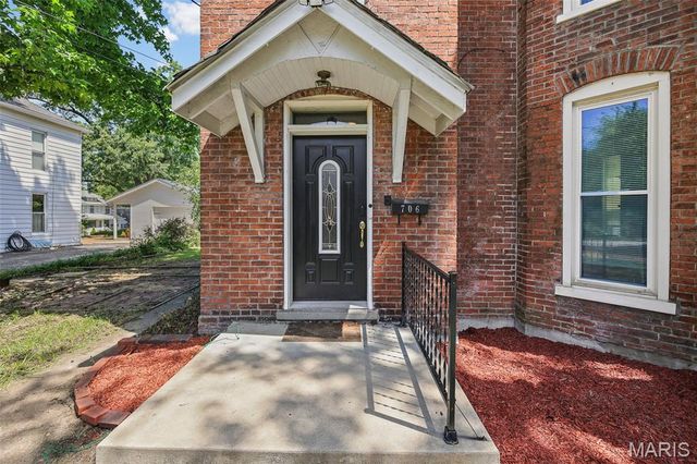 706 Grove Street, Alton, IL 62002