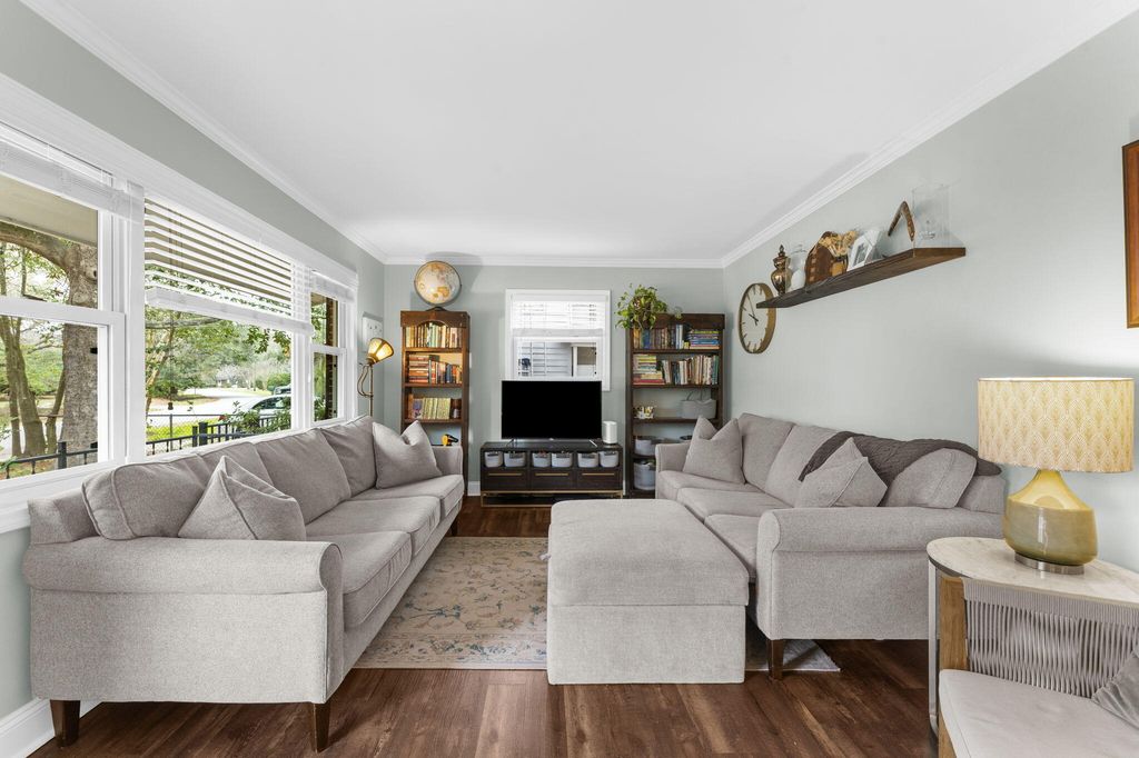 Image 4 of property listing at 18 Murray Hill Drive, Charleston, SC 29407