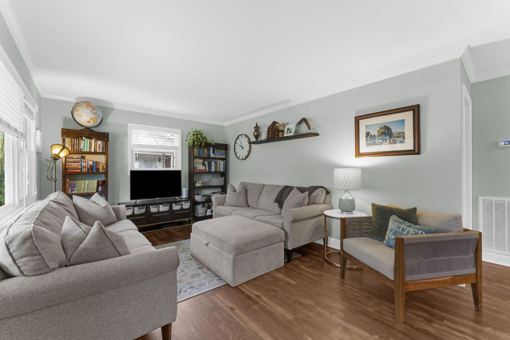 Image 5 of property listing at 18 Murray Hill Drive, Charleston, SC 29407