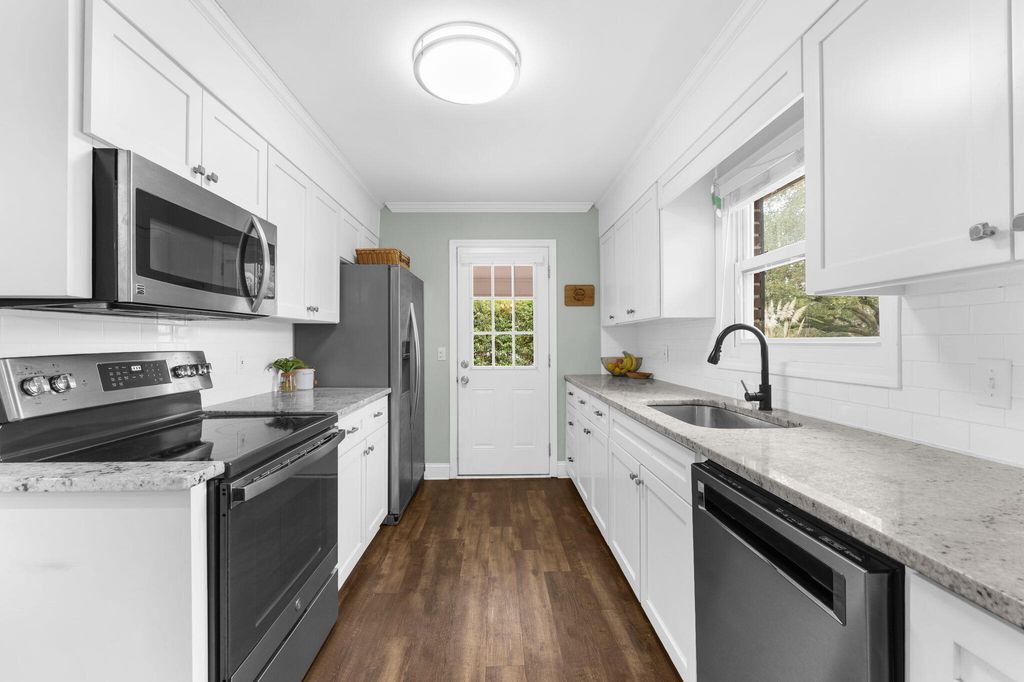 Image 8 of property listing at 18 Murray Hill Drive, Charleston, SC 29407