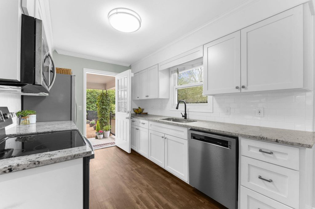 Image 9 of property listing at 18 Murray Hill Drive, Charleston, SC 29407