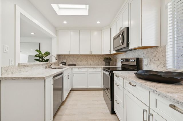 675 Sharon Park 307, Menlo Park, CA 94025