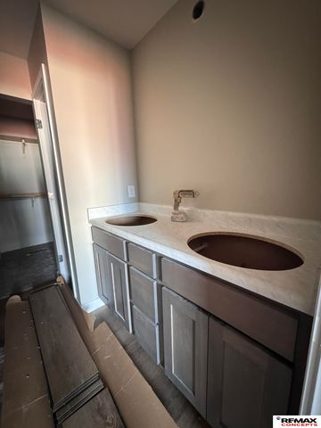 4306 Woodside Village Drive, Lincoln, NE 68528