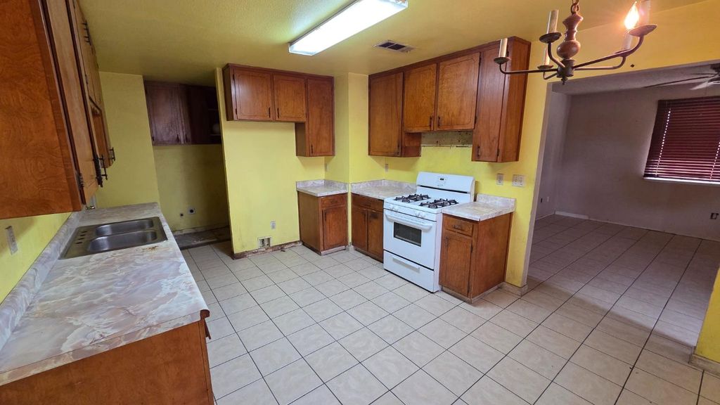 Image 3 of property listing at 1609 Kathy, Dos Palos, CA 93620