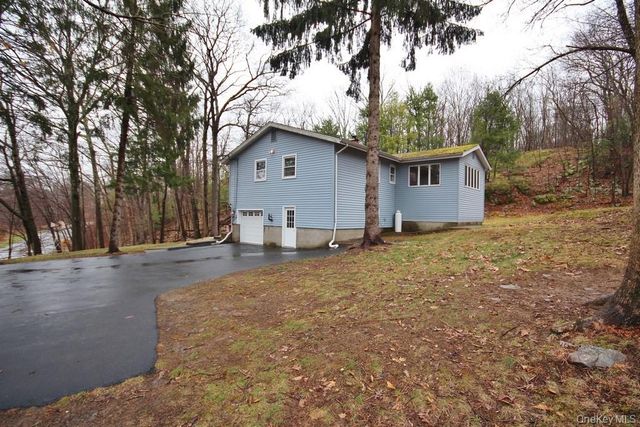 1432 E Mombasha Road, Monroe, NY 10950