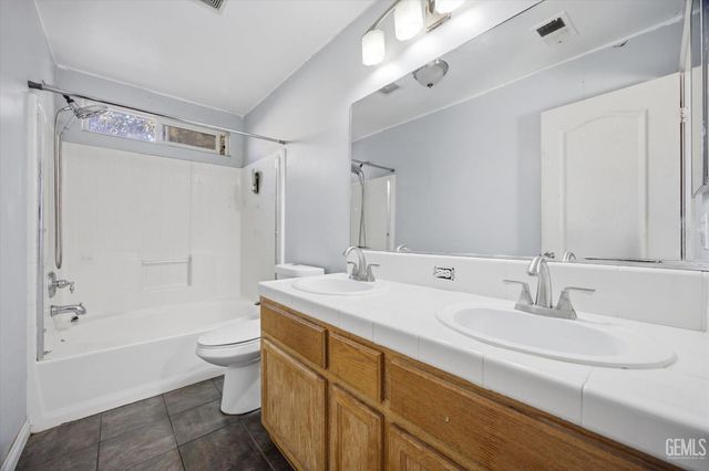 11811 Mantova Avenue, Bakersfield, CA 93312