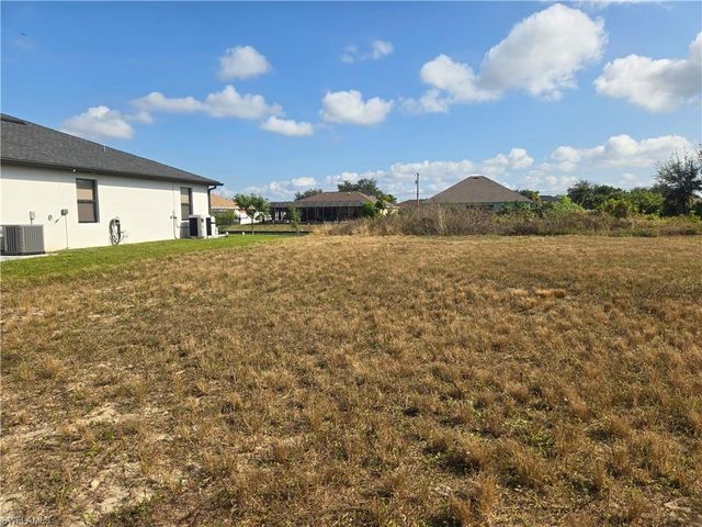 315 NE 17th PL, Cape Coral, FL 33909