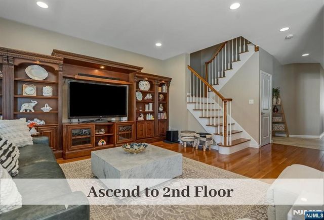 80 W Prospect Street, Waldwick, NJ 07463