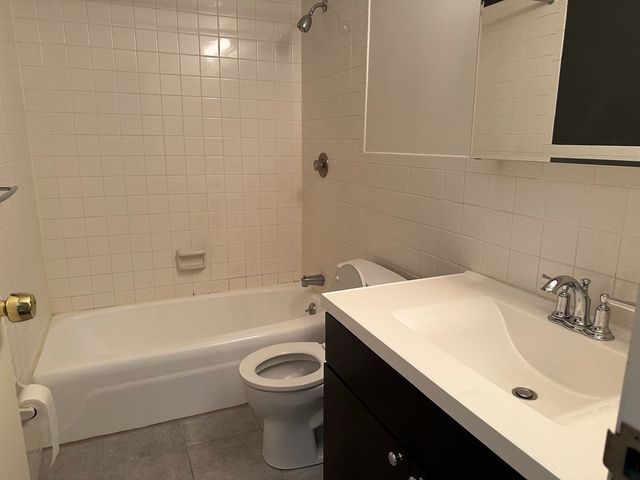 2 Summit Dr 21, Reading, MA 01867