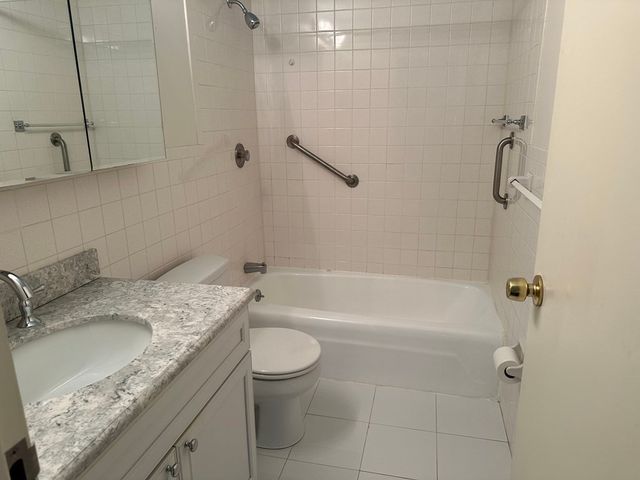 2 Summit Dr 21, Reading, MA 01867