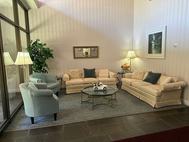 2 Summit Dr 21, Reading, MA 01867