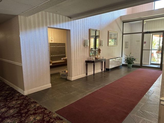 2 Summit Dr 21, Reading, MA 01867