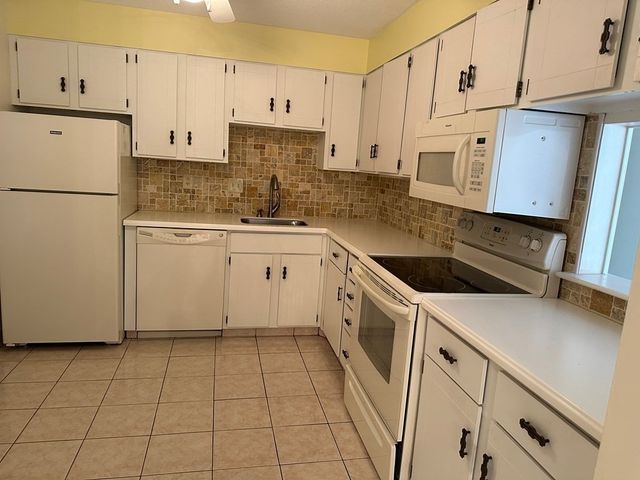 2 Summit Dr 21, Reading, MA 01867