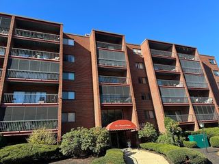 2 Summit Dr 21, Reading, MA 01867