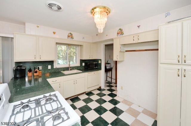 27 Edgemont Rd, West Orange Twp., NJ 07052