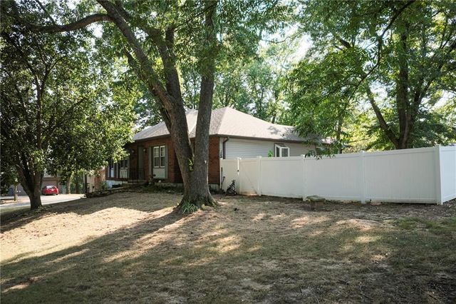 22 Locust Lane, Warrensburg, MO 64093