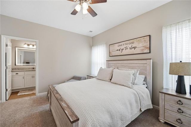 409 NE Ash Street, Oak Grove, MO 64075