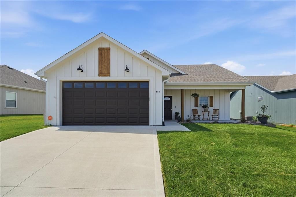 409 NE Ash Street, Oak Grove, MO 64075
