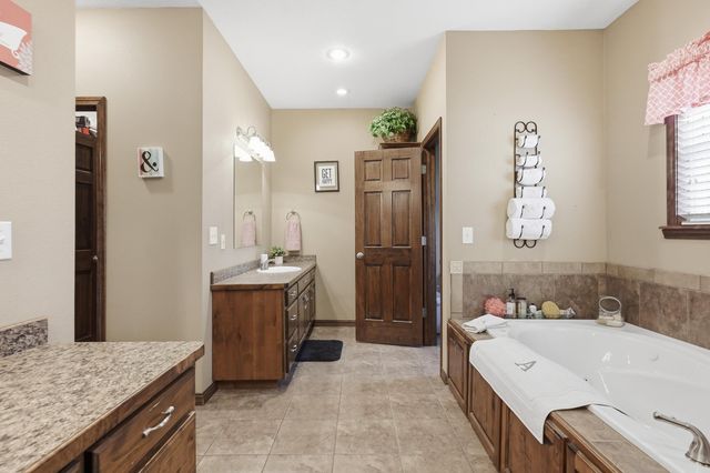 9648 County Drive 191, Carthage, MO 64836