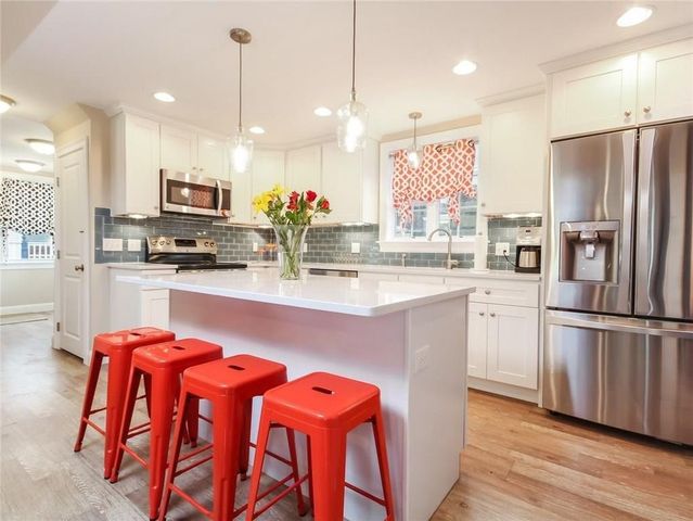 13 Lucas Avenue, Newport, RI 02840