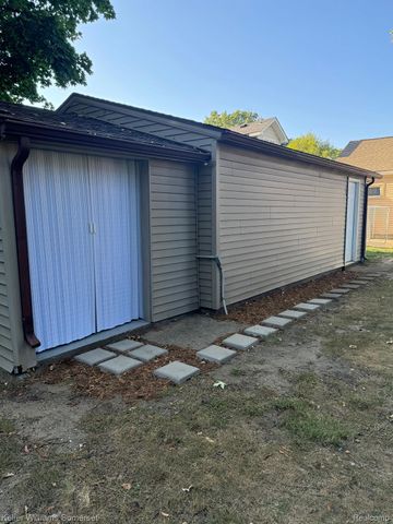 861 W LEWISTON Avenue, Ferndale, MI 48220